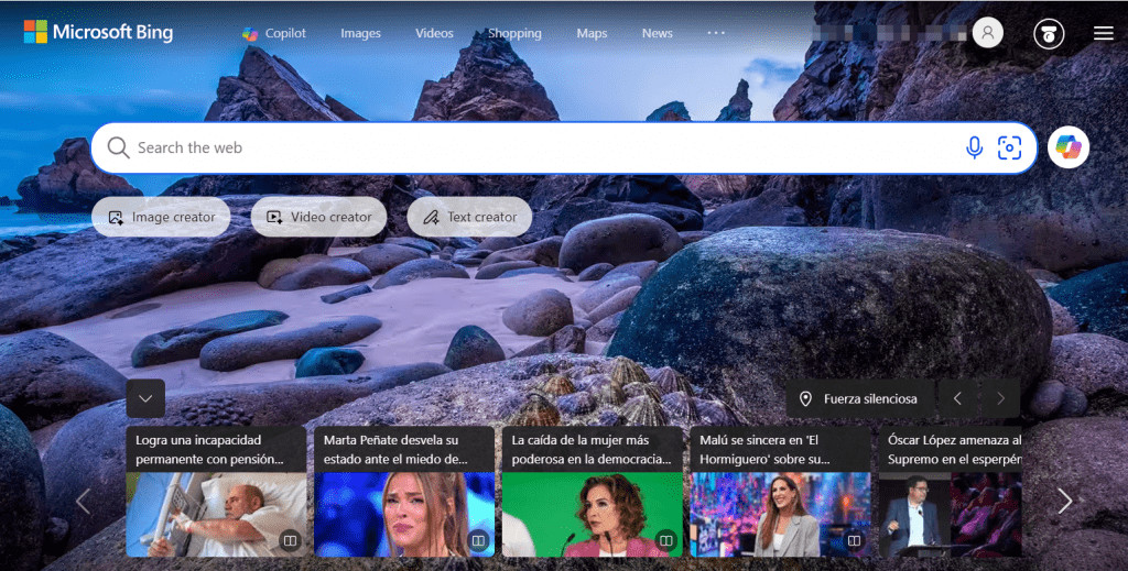 Microsoft Bing search engine homepage with a rocky coastal landscape background and news widgets in Spanish.